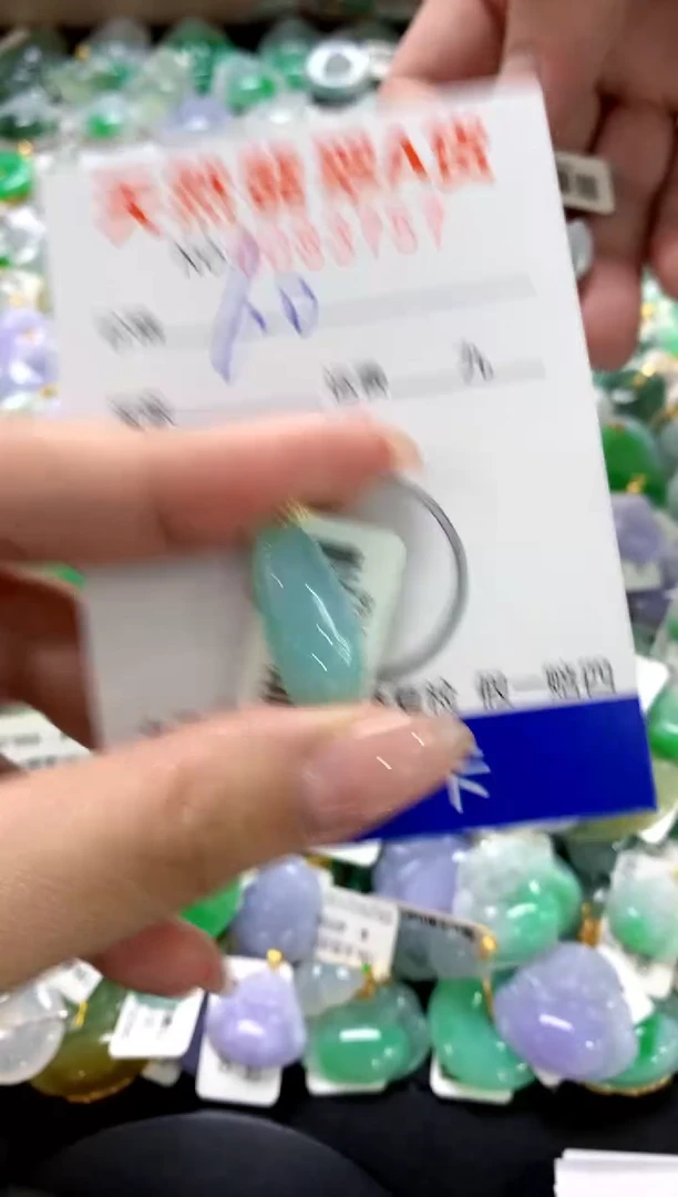 翡翠18K金镶嵌颈饰1111111111111111