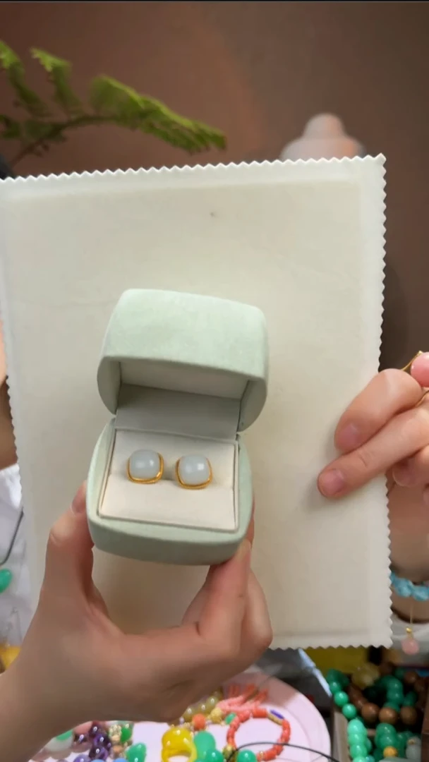 18K金镶嵌和田玉（白玉）耳环天然和田玉耳钉