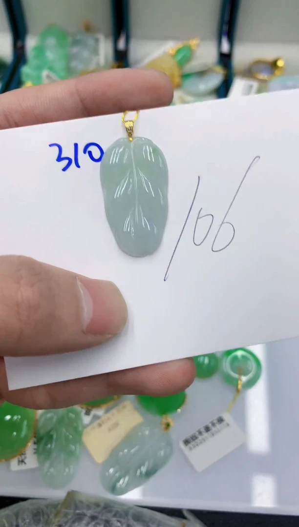 颈饰18K金镶嵌翡翠琴**欢翡翠