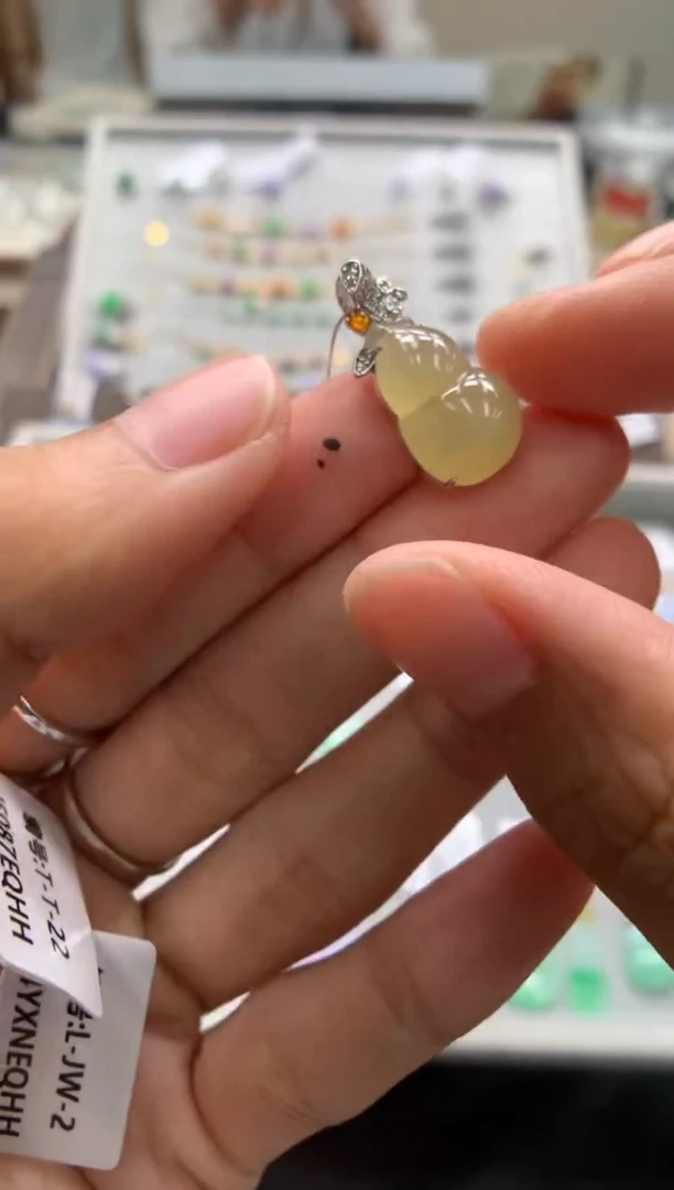 颈饰18K金镶嵌翡翠葫芦