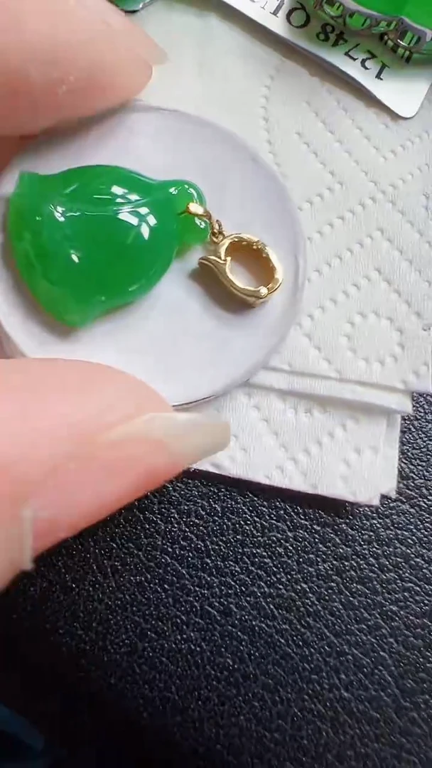 颈饰18K金镶嵌翡翠莲蓬