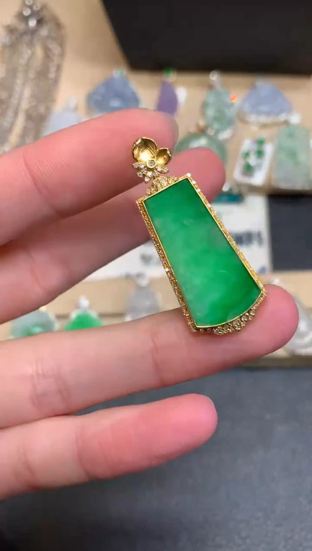 【闪购商品】翡翠颈饰18K金镶嵌无事牌【无服务费】
