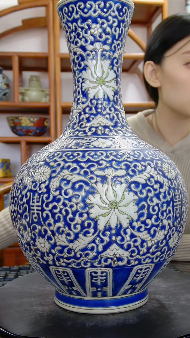 瓶蓝底留白剔花寿字纹赏瓶#1466#