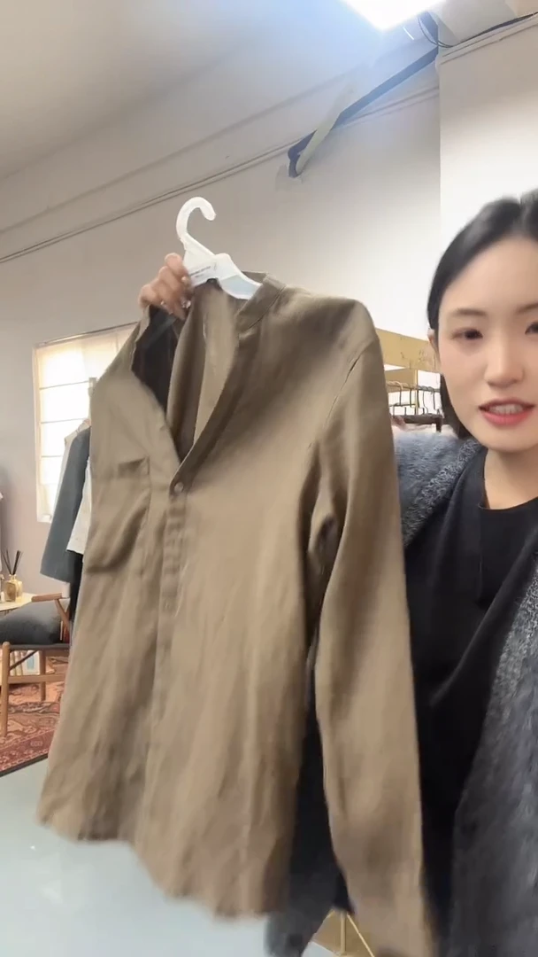 女士时尚搭配上衣