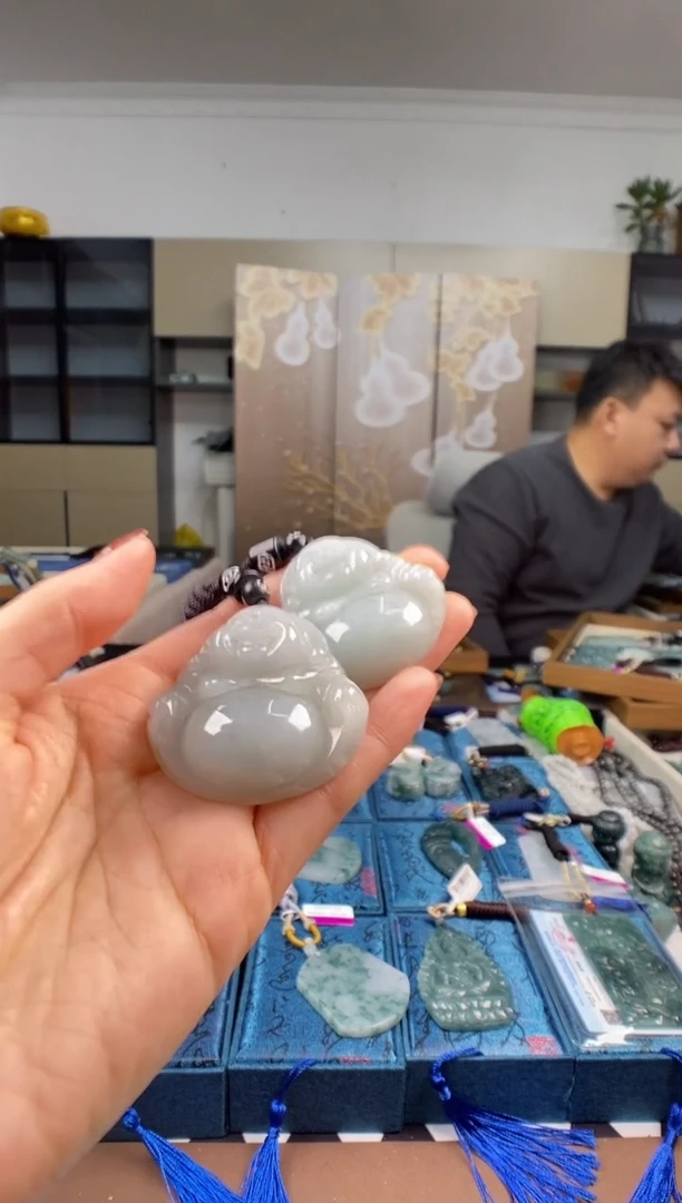 颈饰未镶嵌翡翠  多样性发其一