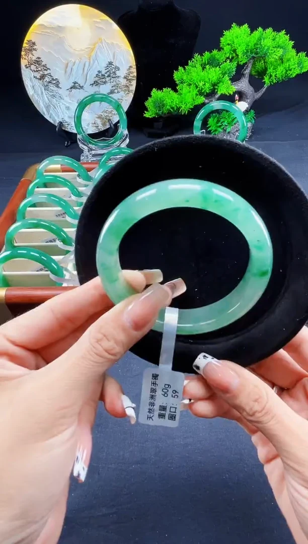 未镶嵌手镯石英质玉（非洲翠）手镯