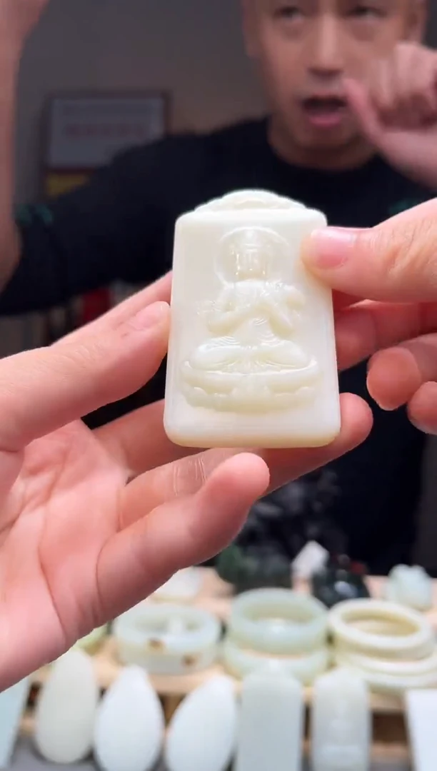 颈饰未镶嵌和田玉 吊坠微瑕