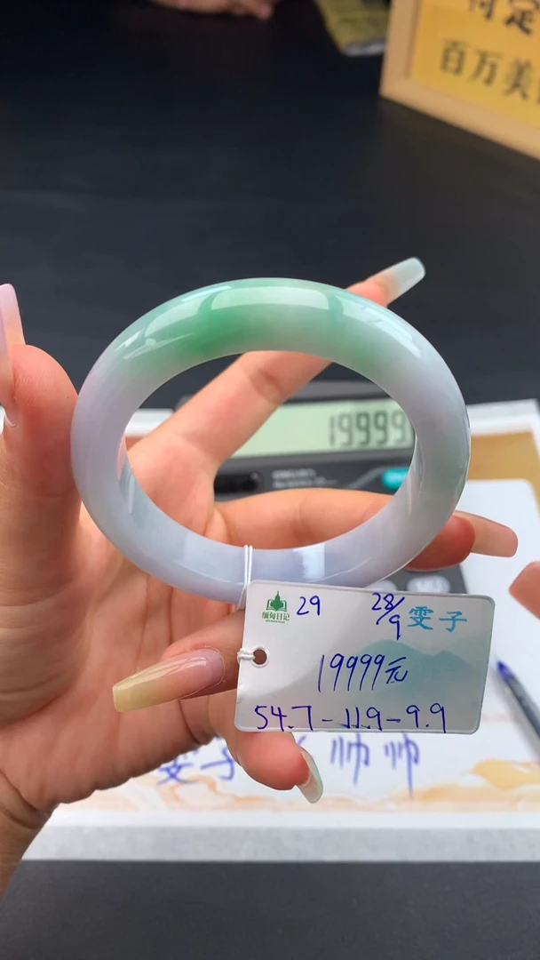 未镶嵌手镯翡翠自带#送人#，联系客服核对地址~