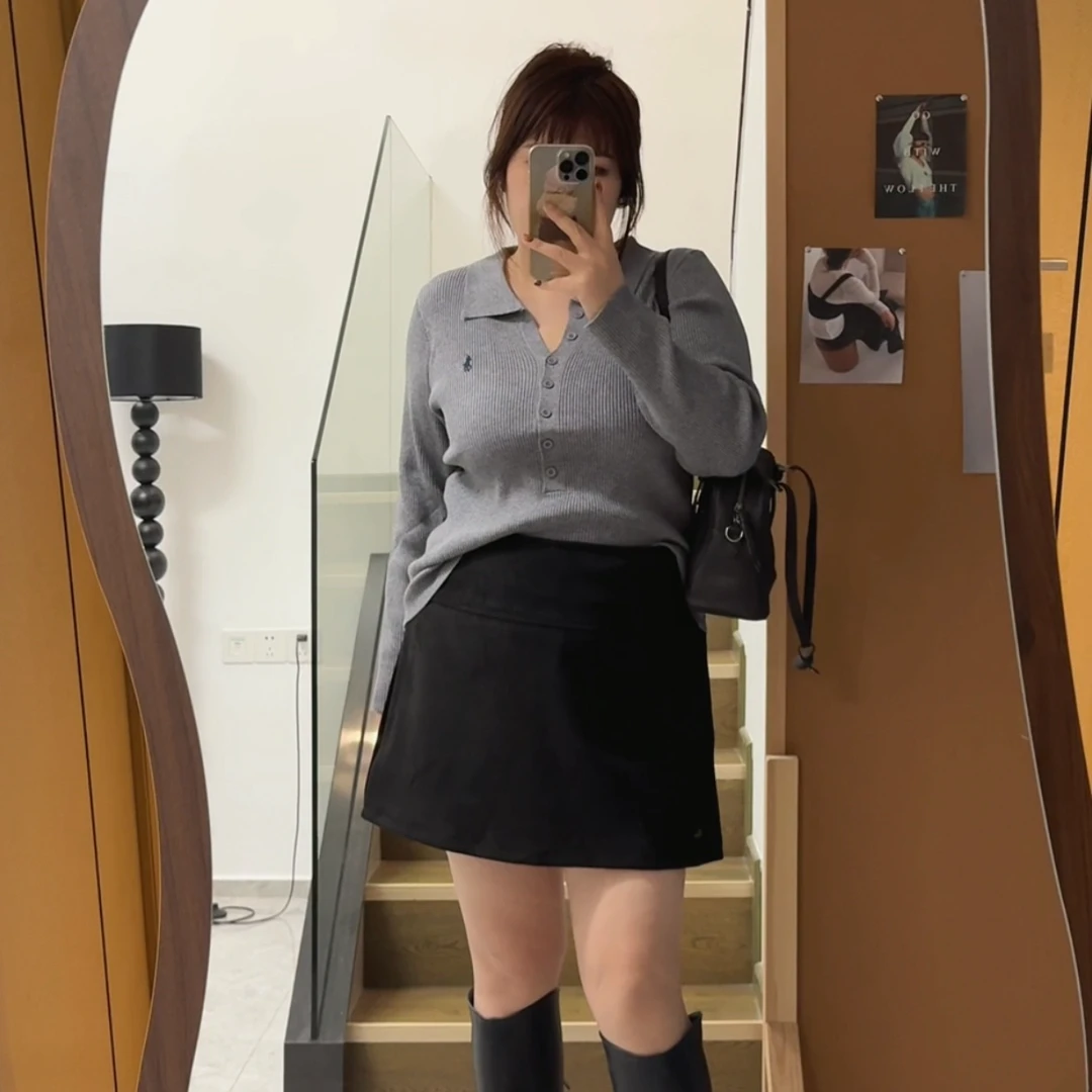 大码胖妹妹秋季新款显瘦气质小马刺绣半门筒开扣翻领长袖针织衫