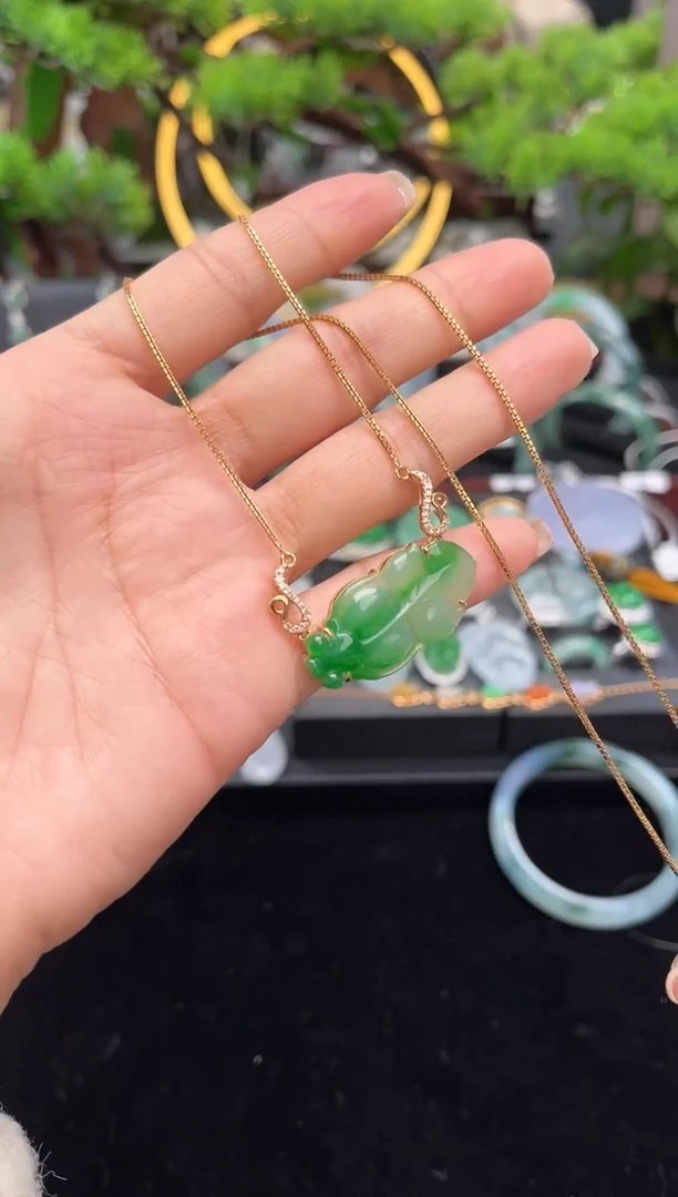 颈饰18K金镶嵌翡翠吊坠