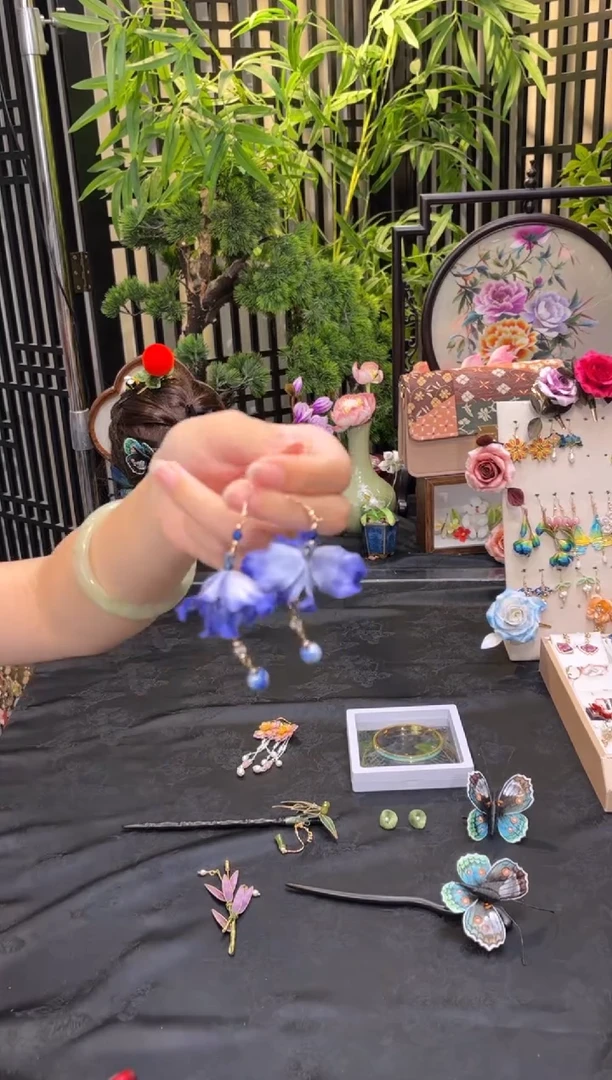 织绣对**晚非遗手工绒花饰品