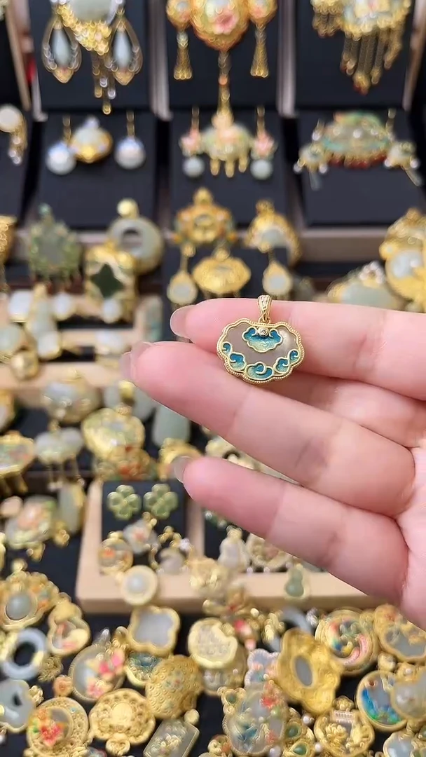 颈饰银S925镀金镶嵌和田玉珐琅小如意锁吊坠