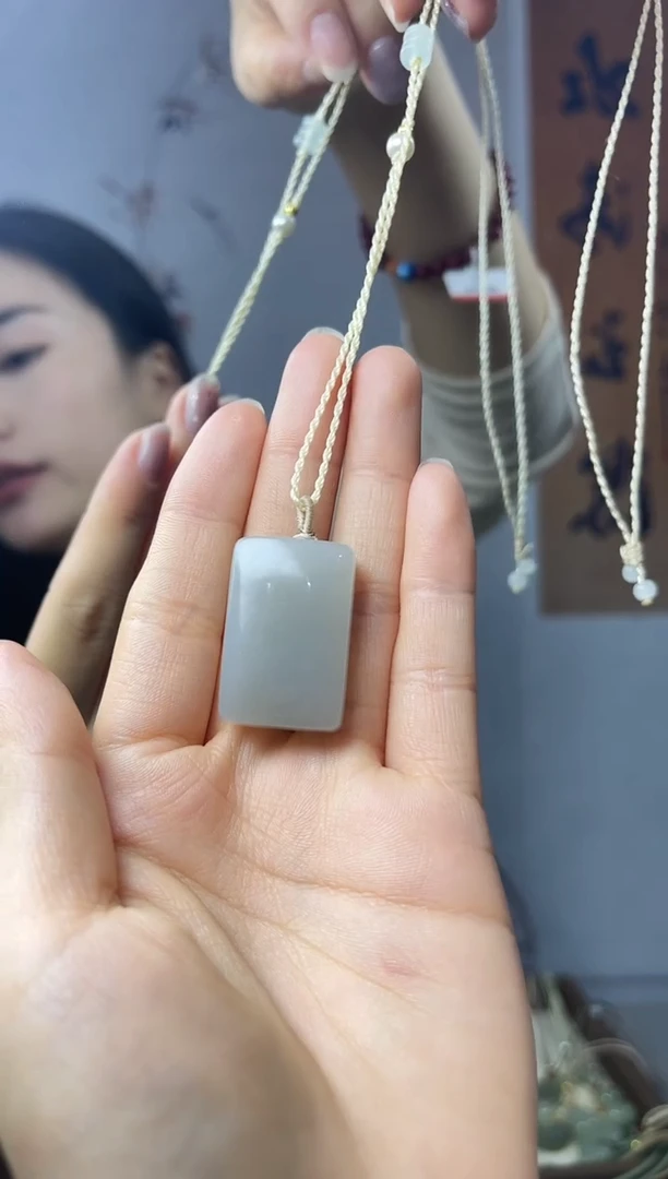 和田玉未镶嵌颈饰烟紫无事牌