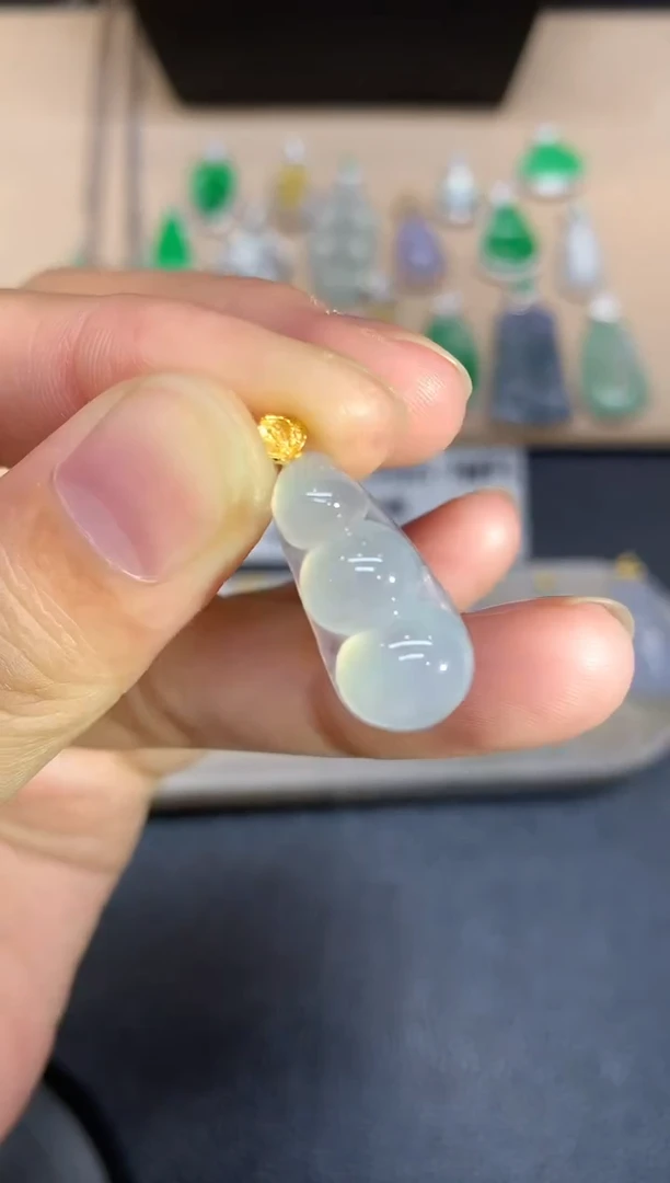 颈饰18K金镶嵌翡翠福豆【无服务费