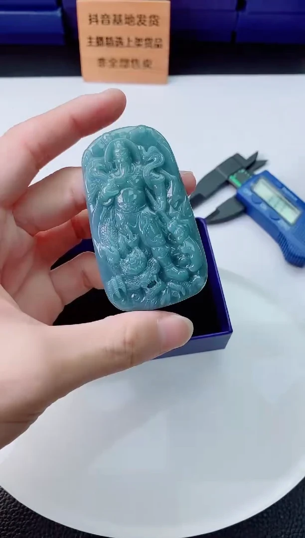 翡翠未镶嵌颈饰  `