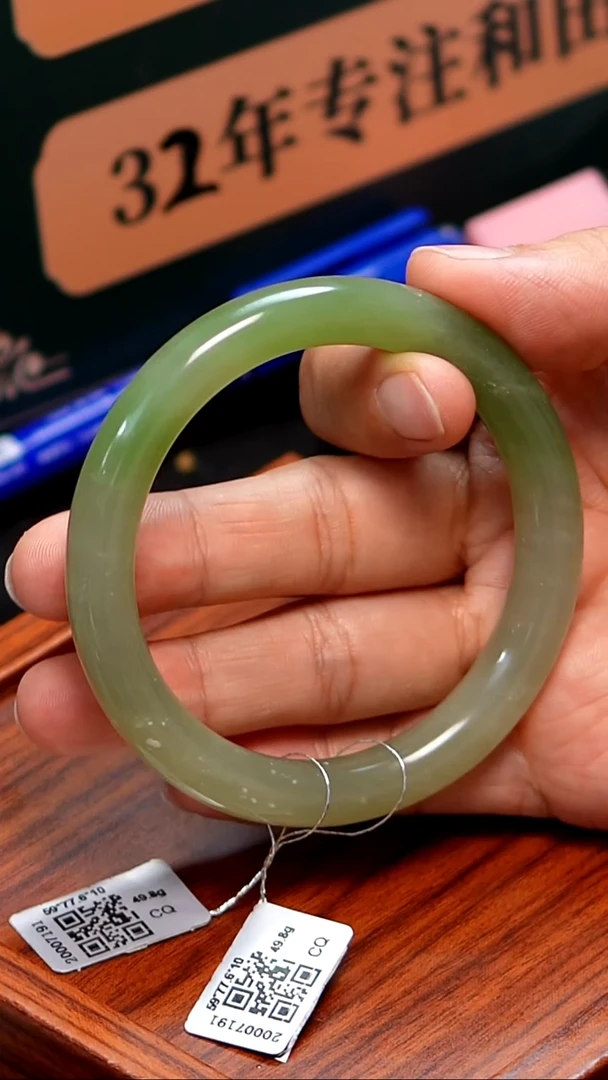 和田玉手镯未镶嵌59圈口胖圆条翠青手镯