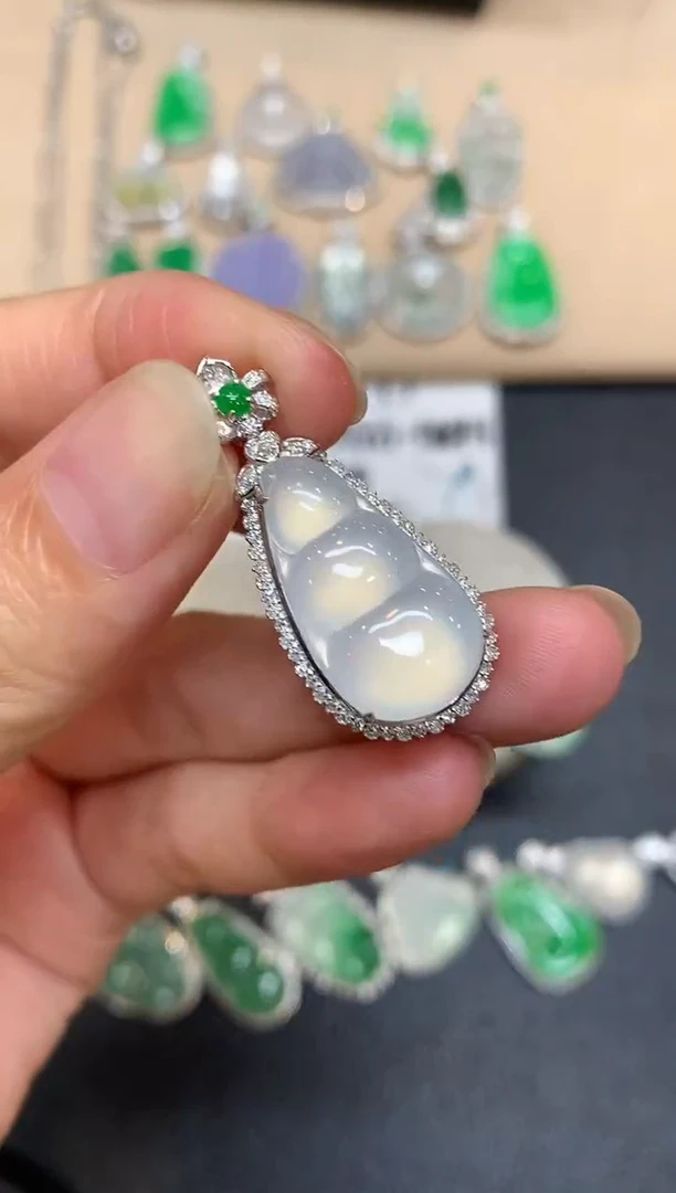 颈饰18K金镶嵌翡翠福豆【无服务费