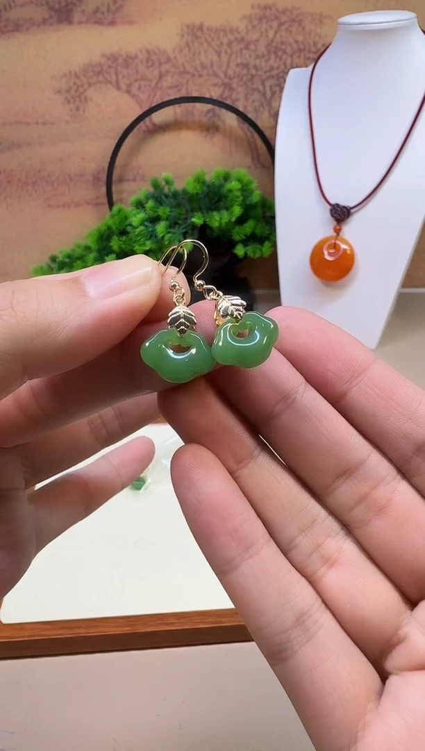 14K金镶嵌和田玉耳饰E179