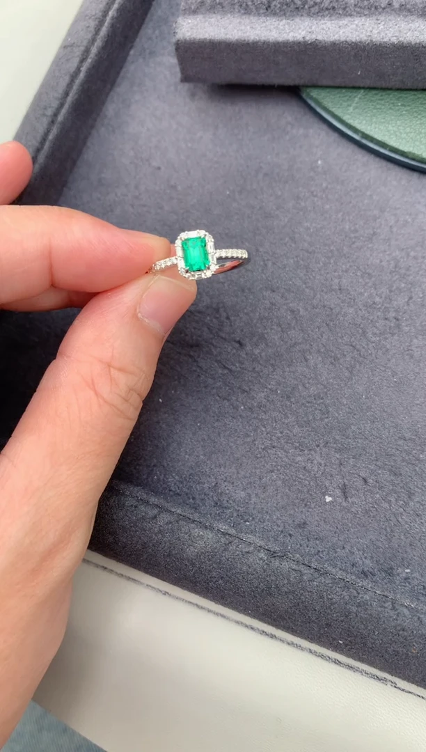 祖母绿戒指18K金镶嵌62分祖母绿