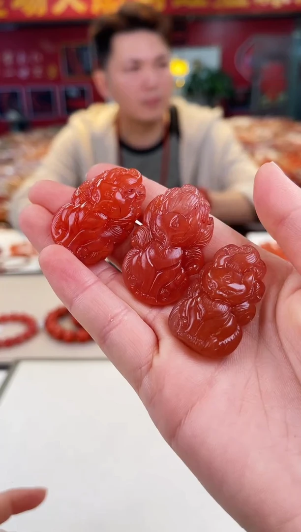 未镶嵌雕刻吊坠南红玛瑙（多样式发其一）