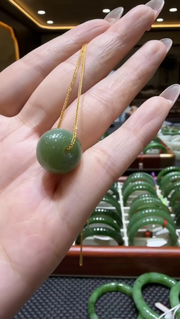 颈饰18K金镶嵌和田玉挂件