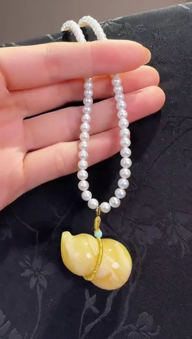 蜜蜡颈饰18K金镶嵌葫芦吊坠