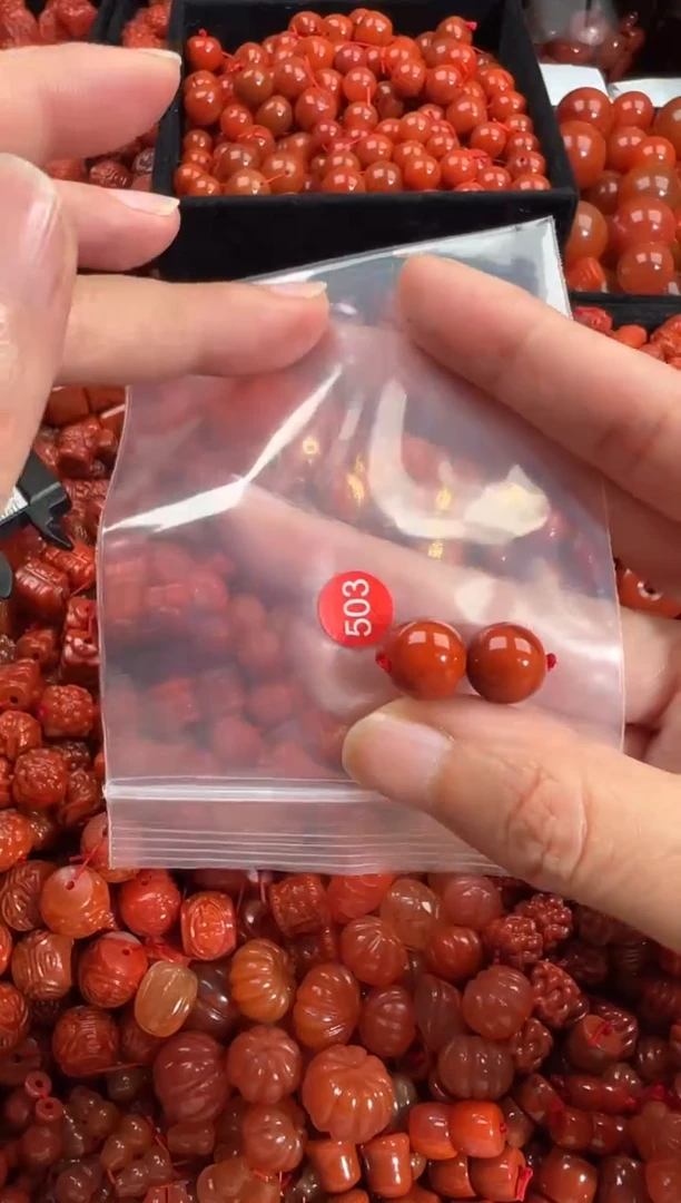 南红玛瑙未镶嵌颈饰1