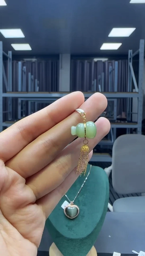 18K金镶嵌和田玉挂件1