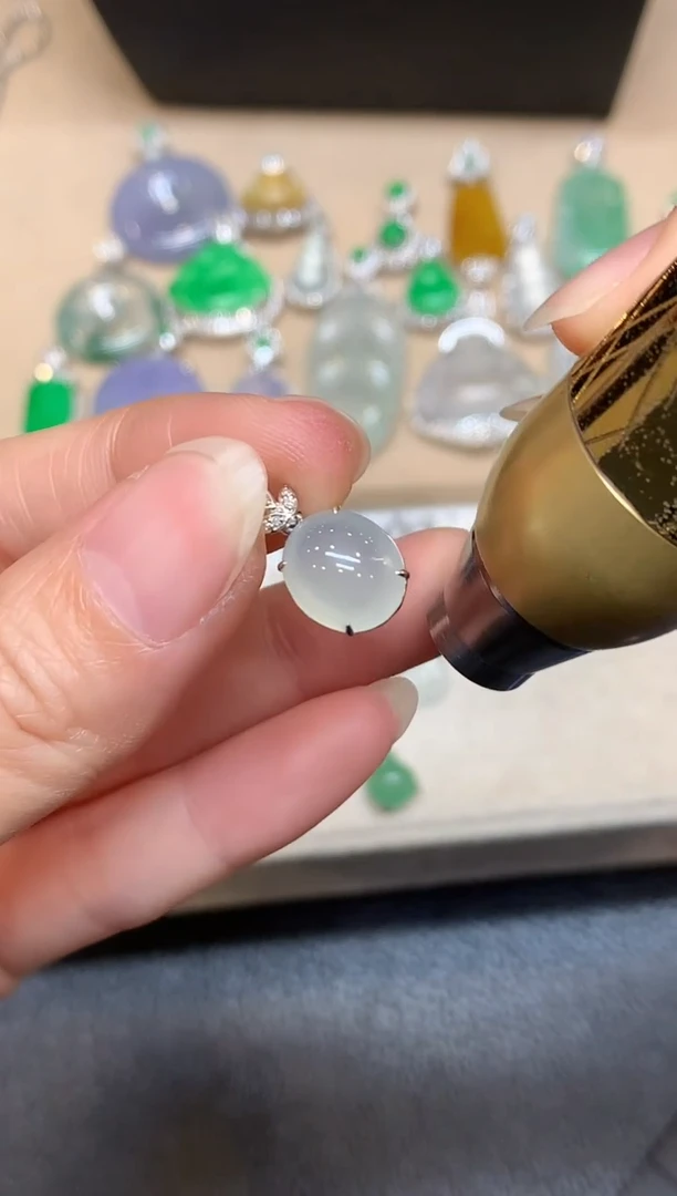 颈饰18K金镶嵌翡翠蛋面【无服务费