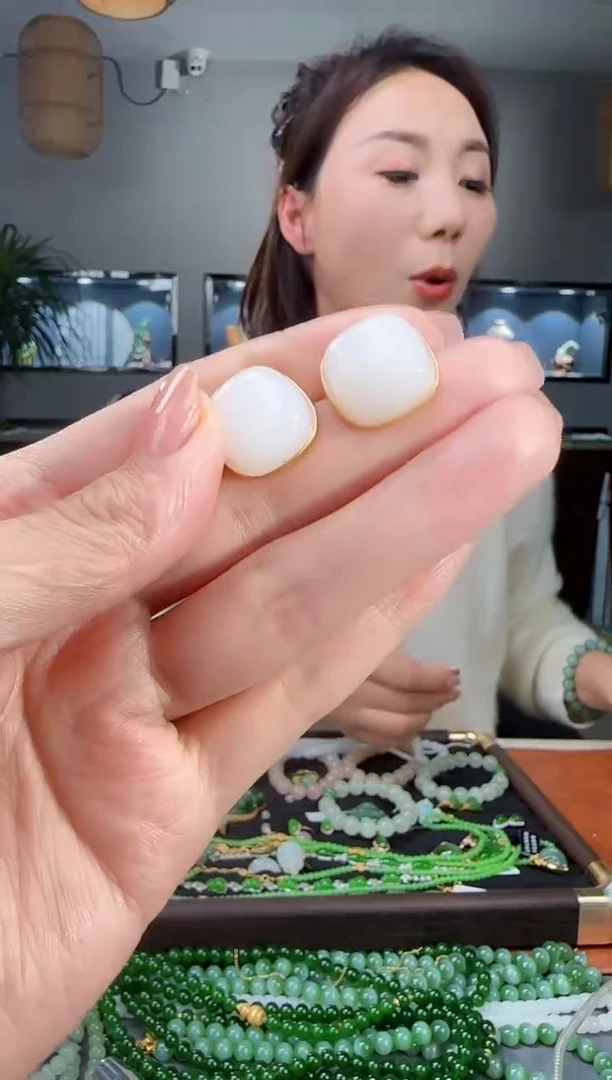 18K金镶嵌和田玉耳饰1