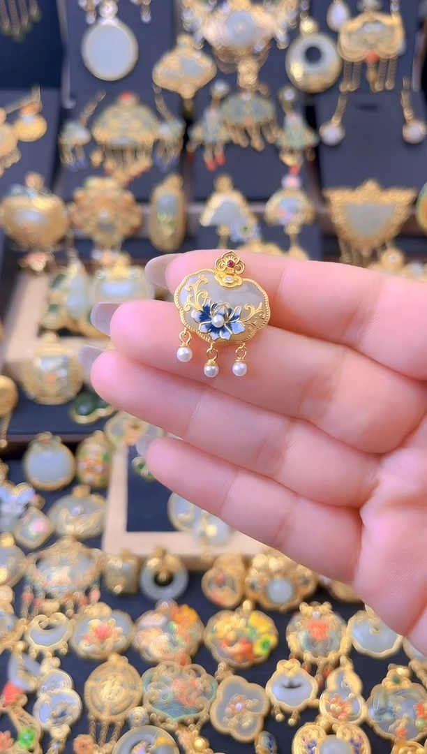 和田玉银S925镀金镶嵌颈饰祥云有钱花如意锁吊坠