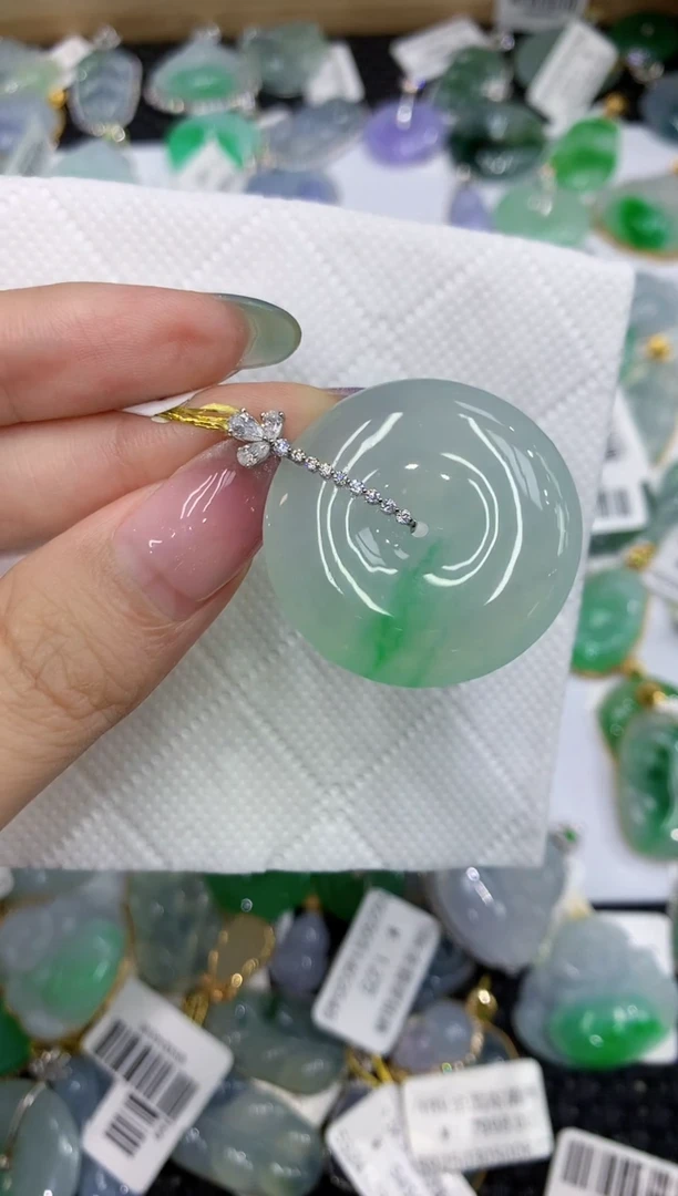 翡翠18K金镶嵌颈饰111111111111