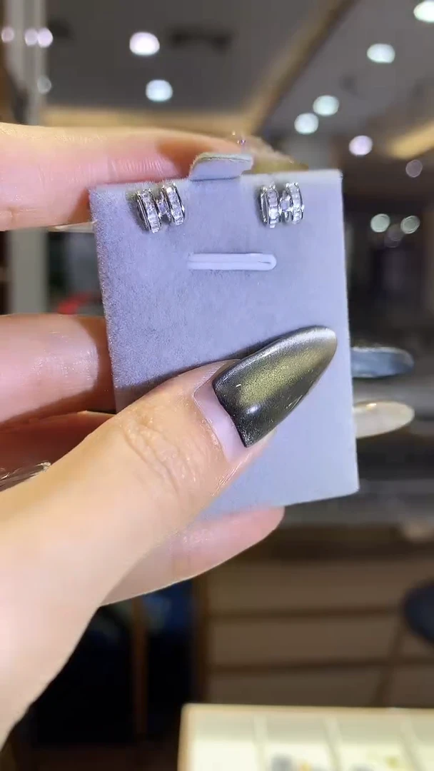 【闪购商品】钻石耳饰18K金镶嵌钻石耳饰