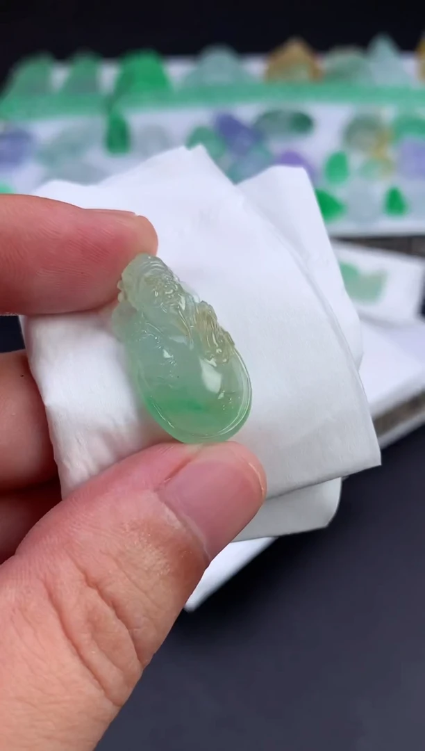 未镶嵌定制翡翠美**情翡翠
