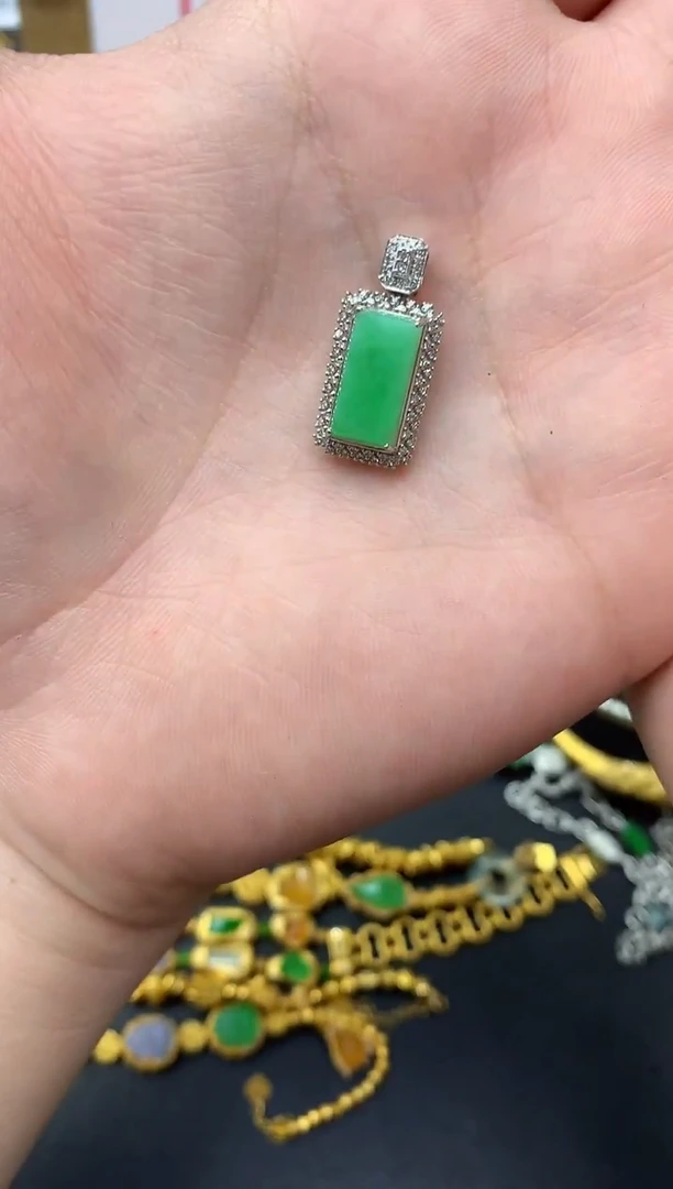 颈饰18K金镶嵌翡翠77-中国好珍宝