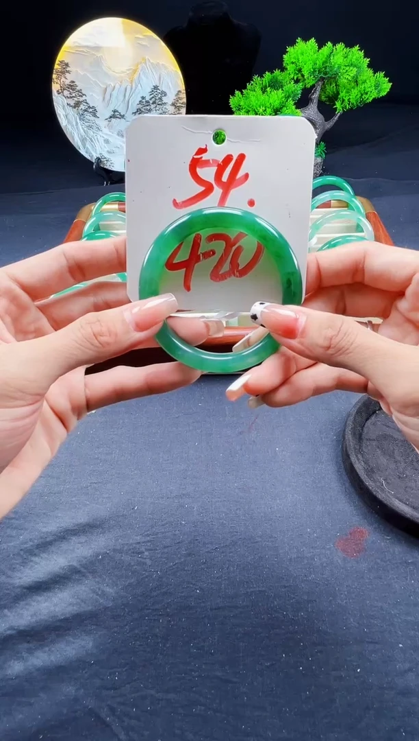 未镶嵌手镯石英质玉（非洲翠）手镯