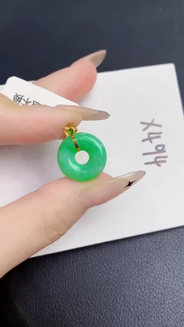 颈饰18K金镶嵌翡翠缅甸天然翡翠A货