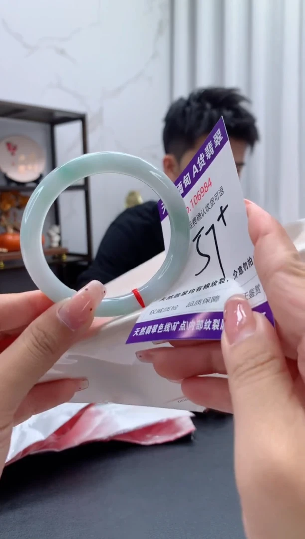 未镶嵌手镯翡翠有纹，完美者勿拍