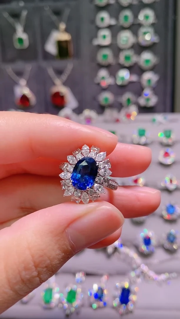 18K金戒指蓝宝石18K金镶嵌.