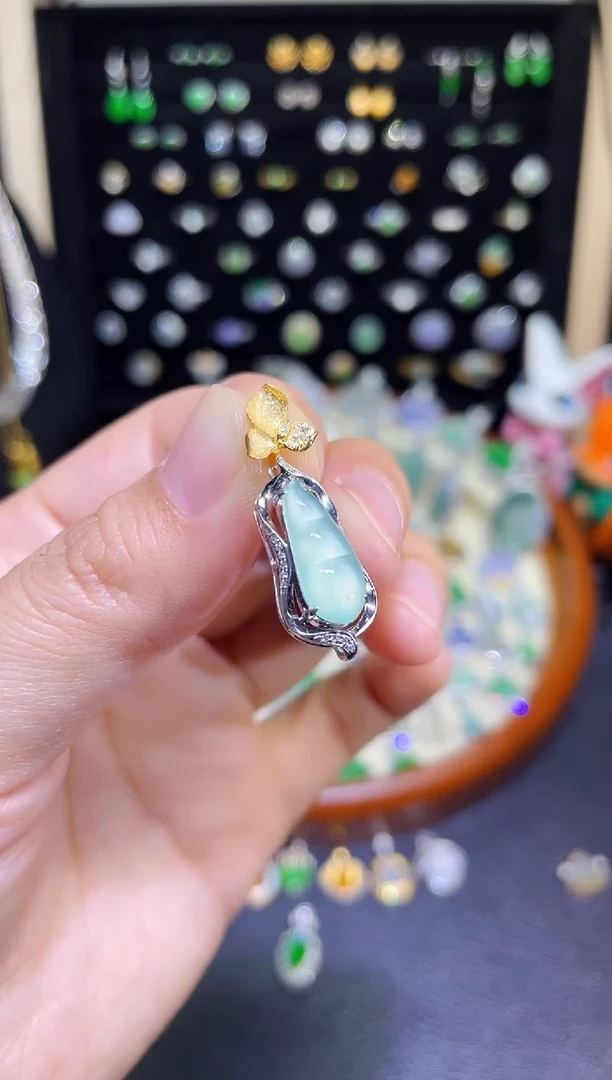 翡翠18K金镶嵌颈饰玻璃种晴底豆子吊坠