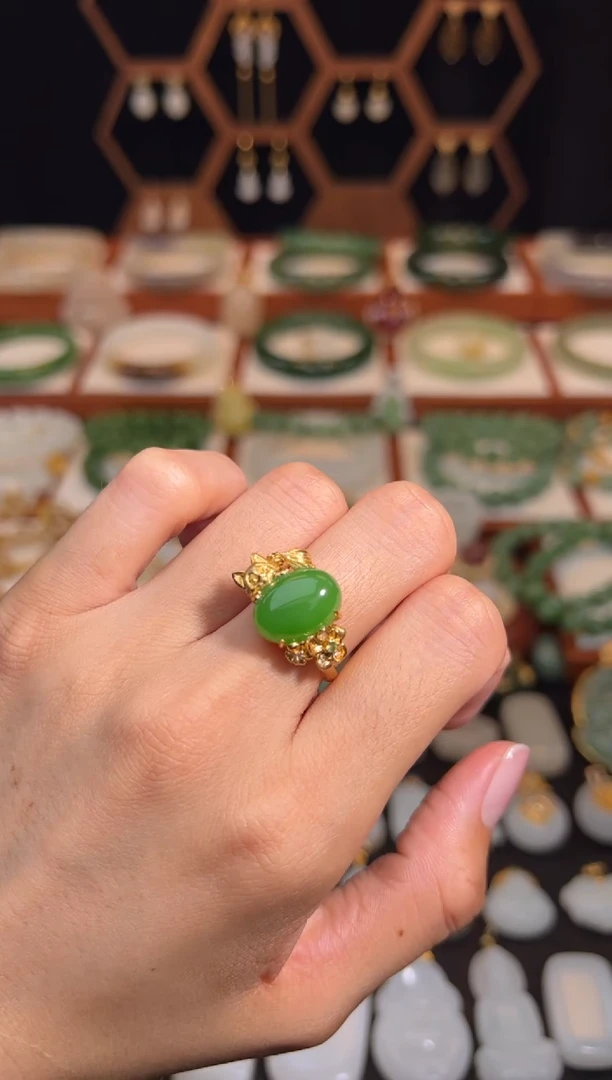 18K金镶嵌戒指和田玉精品