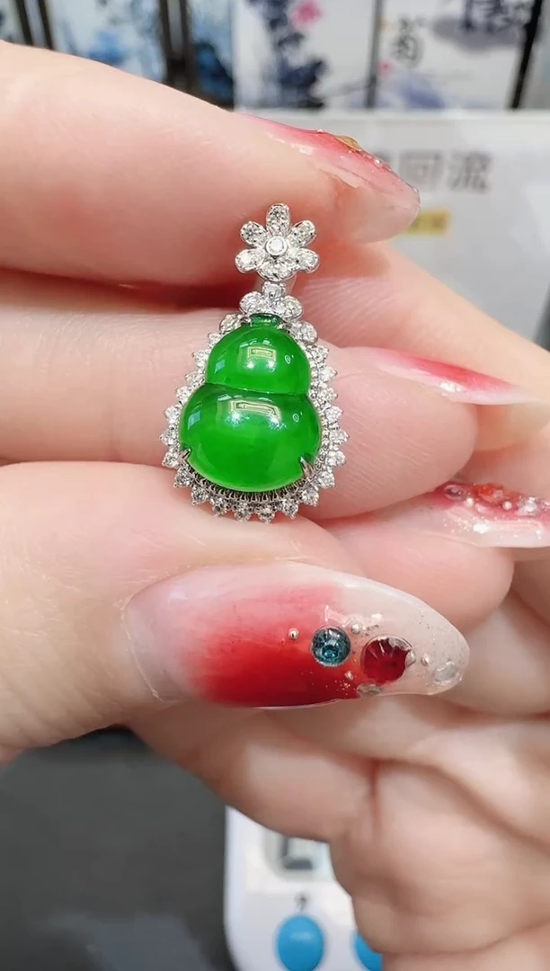 颈饰18K金镶嵌翡翠。****。寄售回流，不退不换