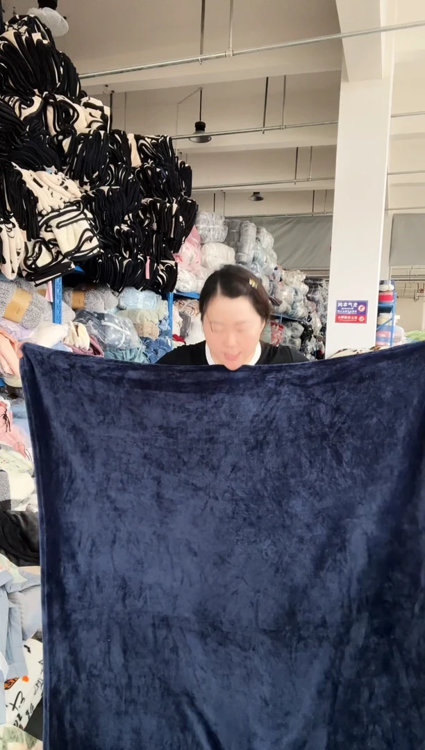 混纺主板上手上展示的 产品