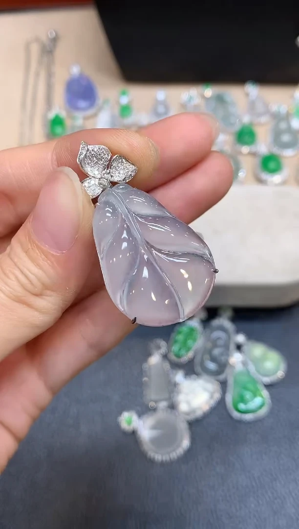 颈饰18K金镶嵌翡翠芭蕉叶【无服务费