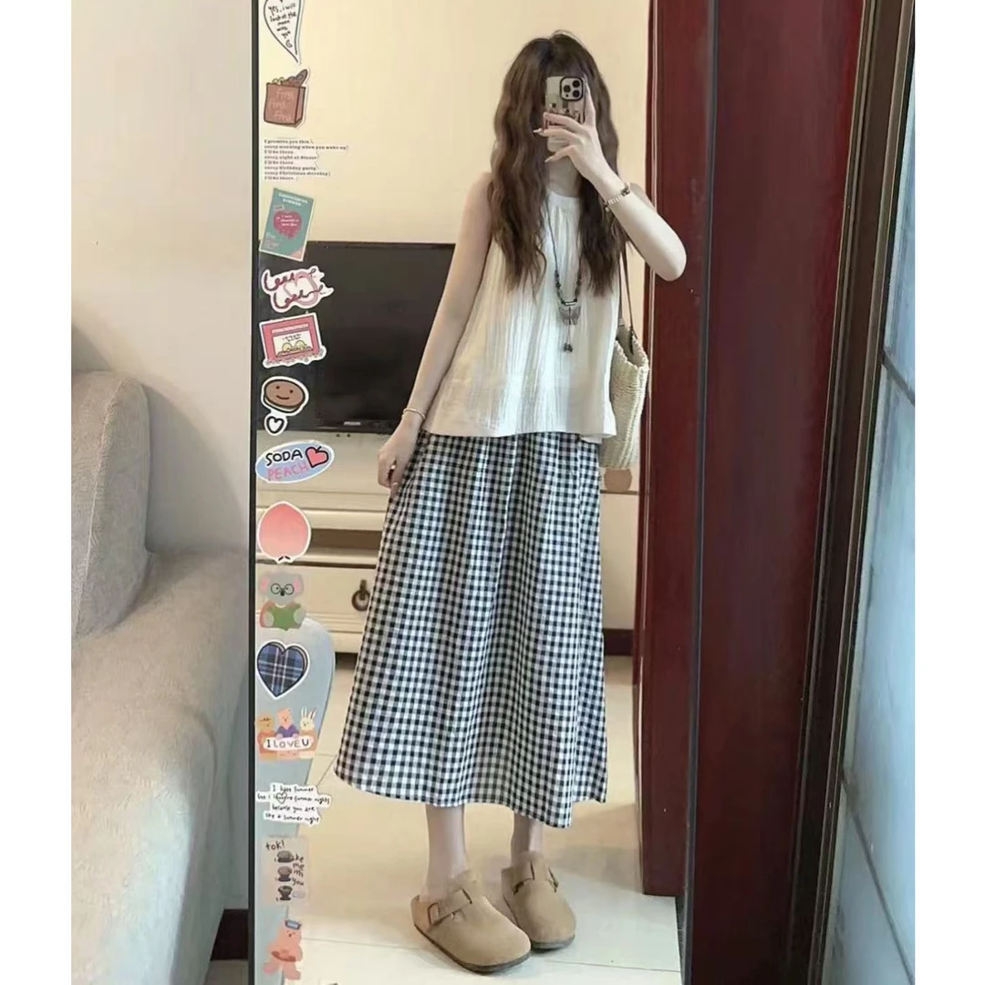 夏装2025茶系穿搭一整套减龄盐系挂脖背心上衣格子半身裙两件套