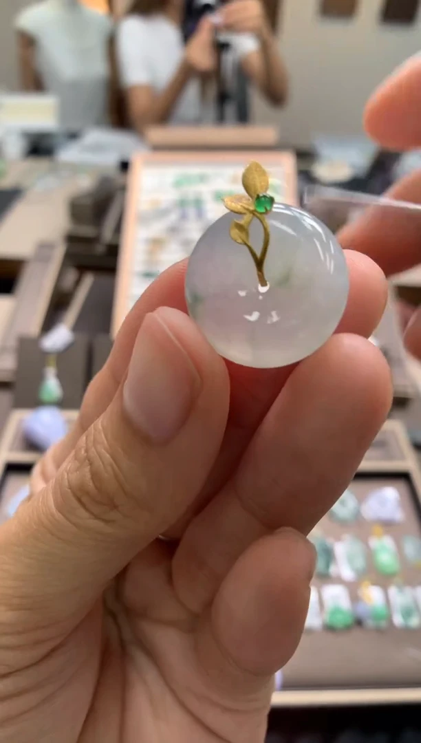 颈饰18K金镶嵌翡翠平安扣