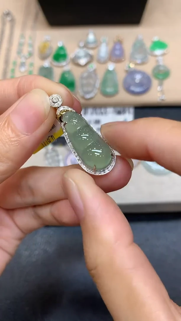 颈饰18K金镶嵌翡翠福豆【无服务费