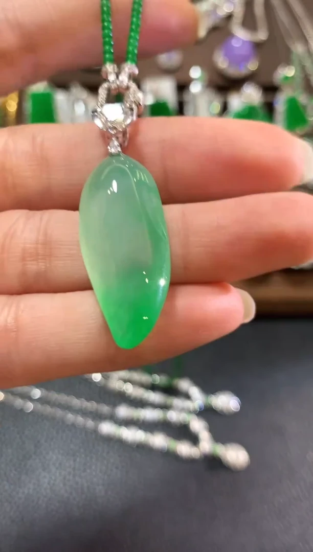 吊坠(不含链)18K金镶嵌翡翠狮*了m30