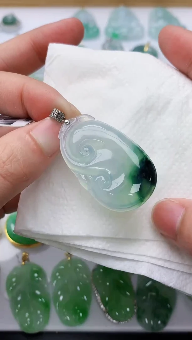 颈饰18K金镶嵌翡翠天然A货