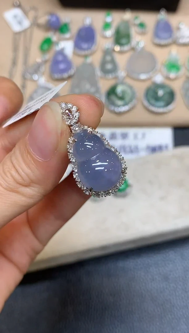 颈饰18K金镶嵌翡翠葫芦【无服务费